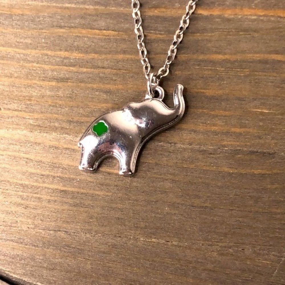 Elephant necklace with shamrock, Silver